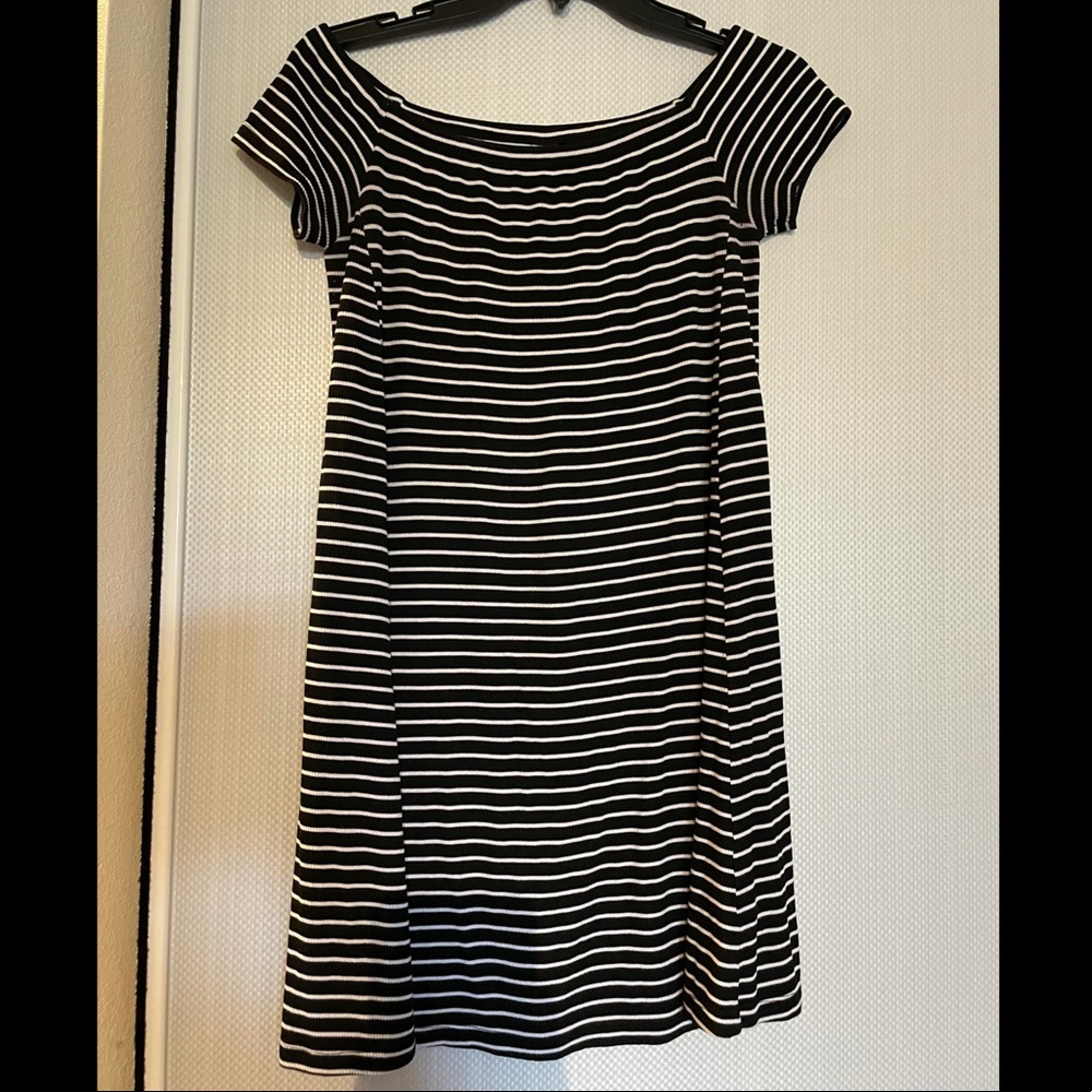🌸3/$25🌸 Old Navy Striped Off the Shoulder Dress